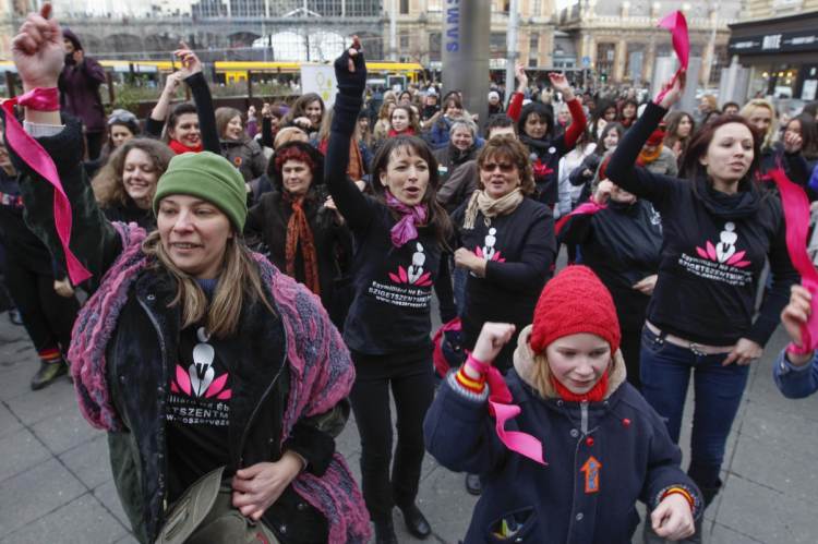 One million rising – Egymilliárd nő ébredése – figyelemfelhívó akció résztvevői a nők elleni erőszak ellen és a női jogokért a Nyugati téren (2014) Fotó: Nagy Béla / Magyar Nemzet
