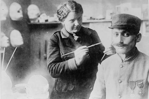 Anna Coleman Ladd egy katonával 1918-ban 