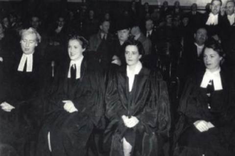 Az első kanadai ügyvédnők (1942), Elizabeth Carmichael Monk a bal szélen