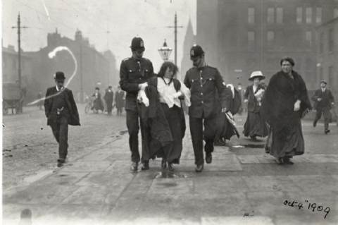 1909. október 4-én Manchesterben letartóztatják Rona Robinsont 