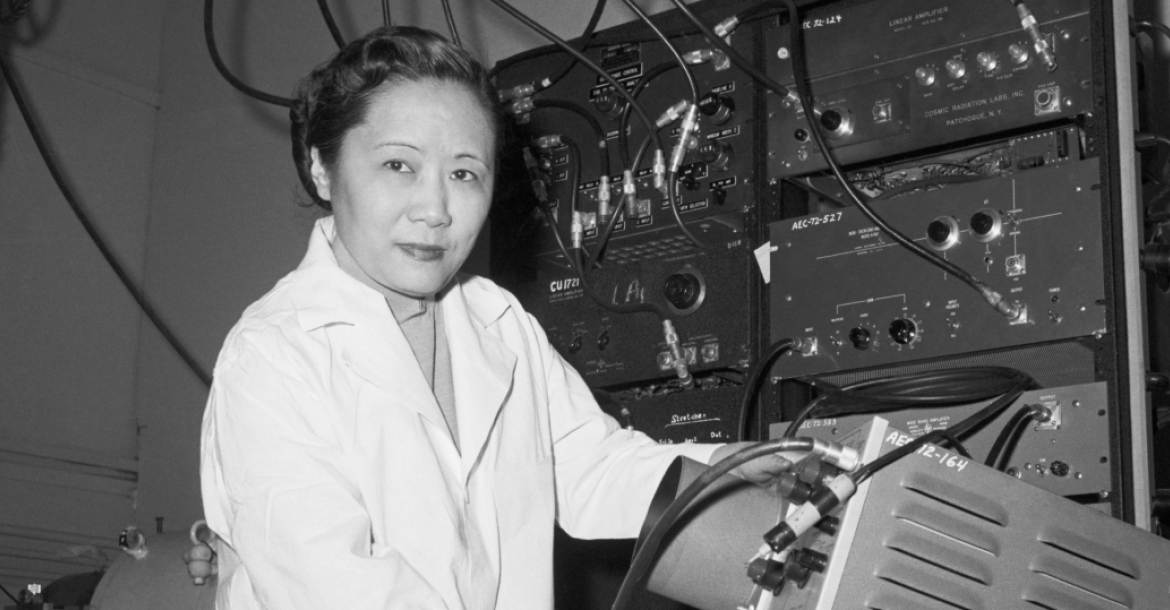 Wu életében számos elismerésben részesült: első nőként kapta a Research Corporation Awardot (1958), valamint a Cyrus B. Comstock-díjat (1964). Hetedik nőként választották a National Academy of Sciences tagjai közé, 1962-ben John Price Wetherill-éremmel jutalmazták, 1975-ben a National Medal of Science birtokosa, 1978-ben pedig az első Wolf-díj kitüntetettje lett. 