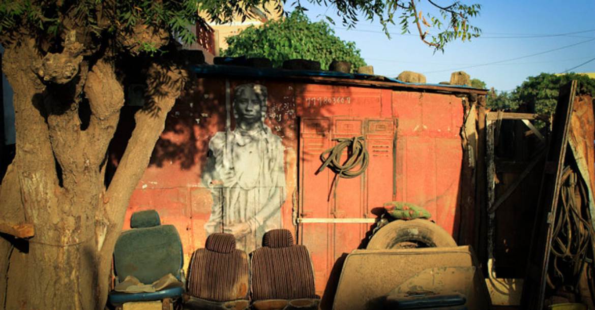Egy francia származású utcai művész YZ Yseult az afrikai királyság amazonjainak kíván emléket állítani alkotásaival szenegáli épületeken.