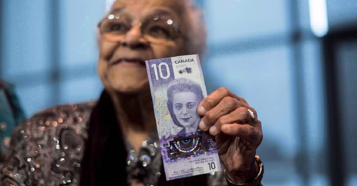 Wanda Robson, Viola Desmond testvére 2018-ban, kezében az új kanadai tízdollárossal