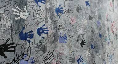 Berlini fal kéznyomokkal (Fotó: Iamanilozturk/Pixabay)